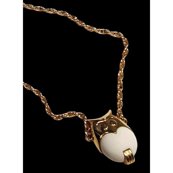 Vintage Crown Trifari Lucite Owl Pendant Off White Gold Tone Signed - Picture 3 of 10